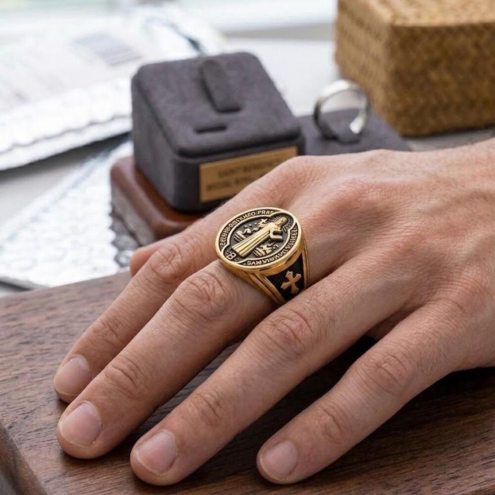 ✨ Stunning Saint Benedict Medal Signet Ring - Size 11 ✨ - Picture 2 of 3